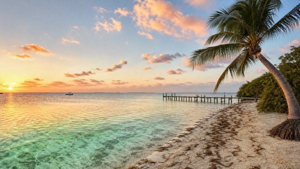 Turquoise water at the Florida Keys — Islamorada keeps the island vibe without resort-level prices